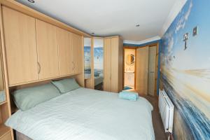 Postel nebo postele na pokoji v ubytování Blue Pool View