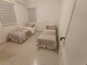 Ένα ή περισσότερα κρεβάτια σε δωμάτιο στο דירת נופש צימר אירוח בצפת צפון קרוב למקווה ורשבי +10 φωτογραφίες