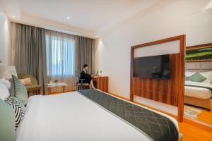 Μια τηλεόραση ή/και κέντρο ψυχαγωγίας στο Hotel TuLip Near Delhi Airport,A block road no 4 street no 10 mahipalpur new delhi