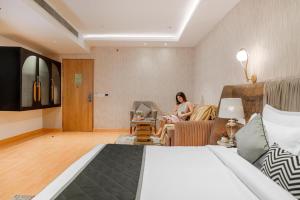 Μια τηλεόραση ή/και κέντρο ψυχαγωγίας στο Hotel TuLip Near Delhi Airport,A block road no 4 street no 10 mahipalpur new delhi