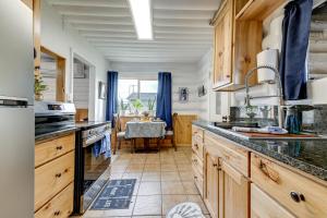 Η κουζίνα ή μικρή κουζίνα στο Unique Dog-Friendly Log Cabin Short Walk to Ocean
