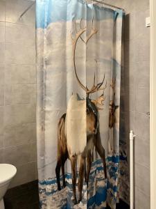 una tenda da doccia con un cervo con le corna di Villa Lepikko a Rovaniemi