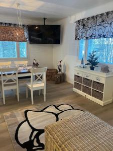 un soggiorno con un tavolo e una sala da pranzo di Villa Lepikko a Rovaniemi