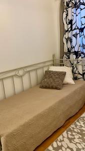 un letto in una stanza con di Villa Lepikko a Rovaniemi