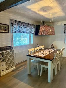 una sala da pranzo con tavolo e sedie di Villa Lepikko a Rovaniemi