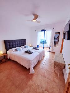 a bedroom with a large bed with a ceiling at Villa Catamaran Rubicon piscina privada cerca del mar in Playa Blanca
