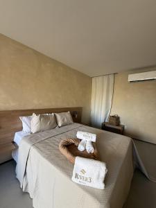 ein Schlafzimmer mit einem Bett mit Handtüchern darauf in der Unterkunft Tatuamunha - River03 - Vila Boutique Naay in Tatuamunha + 15 Fotos