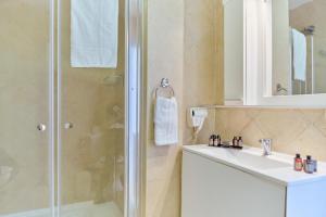 un baño con ducha y lavabo en H7 TLV, en Tel Aviv 53 fotos más