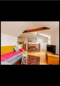 Μια τηλεόραση ή/και κέντρο ψυχαγωγίας στο The cobblers +6 φωτογραφίες