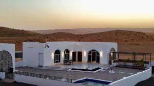 una casa en medio del desierto en Sunset77, en Al Wāşil