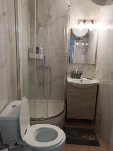 Koupelna v ubytování Despina's sweet studio -FREE PARKING- close to panthessaliko stadium and public pool of Nea Ionia