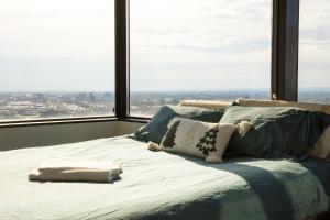 Ένα ή περισσότερα κρεβάτια σε δωμάτιο στο Perfect Fireworks & Victoria Market