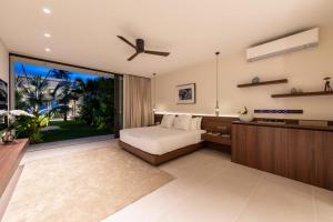 Postel nebo postele na pokoji v ubytování Emotion Villa 5BR Luxury Beachfront Retreat + 98 fotografií