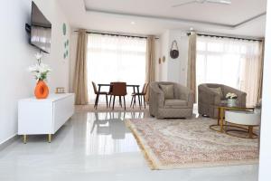 Una sala de estar con dos sillas y una mesa. en Fazami001, en Mombasa