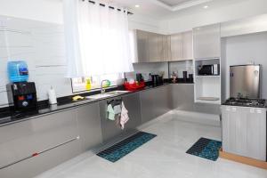 una cocina con fregadero y encimera en Fazami001, en Mombasa
