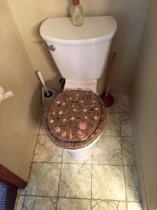 Koupelna v ubytování Charming A Frame Nestled Amidst Trees in Otter Rock, Oregon