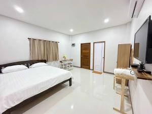 パーイにあるบ้านครูแนนปายの白いベッドルーム(ベッド1台、テレビ付) +38枚の写真