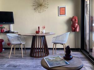 Μια τηλεόραση ή/και κέντρο ψυχαγωγίας στο Les Palmiers Très beau T2 vue mer 2mn de la plage150m