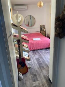 Ένα ή περισσότερα κρεβάτια σε δωμάτιο στο Les Palmiers Très beau T2 vue mer 2mn de la plage150m