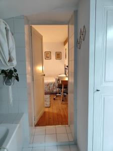 ein Badezimmer mit Badewanne und ein Zimmer mit Bett in der Unterkunft Villa Maria in Condé-Sainte-Libiaire + 2 Fotos