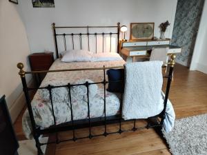 a bedroom with a bed and a desk at Villa Maria in Condé-Sainte-Libiaire +2 photos