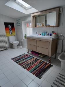 ein Badezimmer mit Waschbecken und Toilette in der Unterkunft Villa Maria in Condé-Sainte-Libiaire