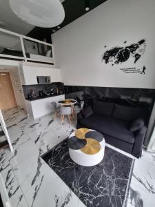 un salon avec un canapé et une table dans l'établissement Apartments by Radecka Zarembowicza Wrocław Lotnisko, à Wrocław 15 autres photos