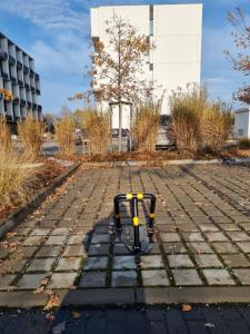 une machine sur un parking devant un bâtiment dans l'établissement Apartments by Radecka Zarembowicza Wrocław Lotnisko, à Wrocław
