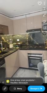 Kuchyň nebo kuchyňský kout v ubytování Résidence des deux palmiers