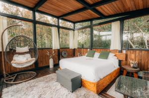 En eller flere senge i et værelse på Forest El Retiro, cabañas en el bosque + 48 billeder