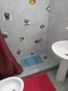 Et badeværelse på La Casa de Silvia + 3 billeder