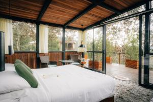 Ένα ή περισσότερα κρεβάτια σε δωμάτιο στο Bruma Forest El Retiro, el abrazo de la naturaleza +32 φωτογραφίες