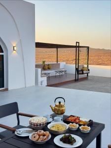Una mesa con un montón de comida encima en Sunset77, en Al Wāşil