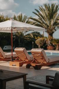 Bazén v ubytování Stylish bungalow with pool & sea view nebo v jeho okolí