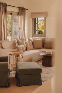 Posezení v ubytování Stylish bungalow with pool & sea view