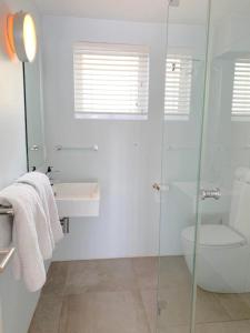 Koupelna v ubytování Allionel Shoreline Serenity Getaway Haven