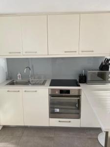 Kuchyň nebo kuchyňský kout v ubytování Allionel Shoreline Serenity Getaway Haven + 8 fotografií