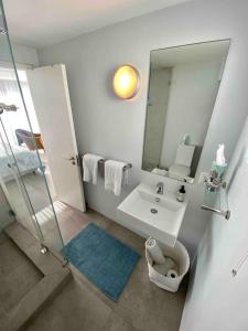 Koupelna v ubytování Allionel Shoreline Serenity Getaway Haven