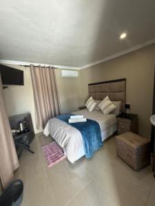 Ένα ή περισσότερα κρεβάτια σε δωμάτιο στο Themba's guesthouse +1 φωτογραφίες