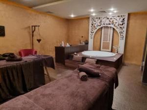 ein Badezimmer mit 2 Betten und einer Badewanne in der Unterkunft Royal Beach hotel Apartment Pool Sea B in Sonnenstrand + 32 Fotos