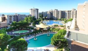 Luftblick auf einen Pool in einer Stadt in der Unterkunft Royal Beach hotel Apartment Pool Sea B in Sonnenstrand