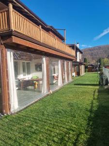 una casa con un patio grande con un patio en Villa Nikol Apt #1, en Raduil 29 fotos más