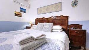 a bedroom with a bed with towels on it at Casetta La Rubiconda in Asti