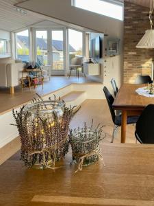 TV a/nebo společenská místnost v ubytování Charmerende Sommerhus Nær Sæby Nordstrand