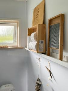 Koupelna v ubytování Charmerende Sommerhus Nær Sæby Nordstrand + 30 fotografií