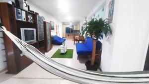 eine Hängematte in einem Zimmer mit einem Wohnzimmer in der Unterkunft Alquilo apto 8 personas en Caribbean Suit - Tucacas in Los Corales