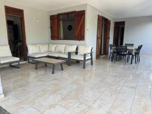 プティ・ブールにあるMaison familiale et confortableのソファとテーブルのあるリビングルーム