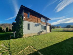 una casa en medio de un campo en Villa Nikol Apt #1, en Raduil