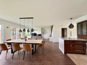 a kitchen and dining room with a table and chairs at La maison de la Baie in Chambord