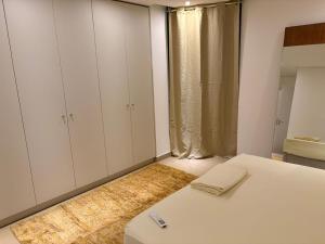 En eller flere senge i et værelse på Studio B Luxury - Waterfront